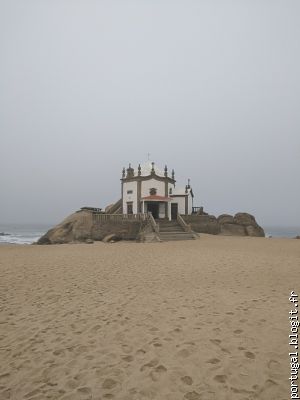 Une petite église au milieu de la plage